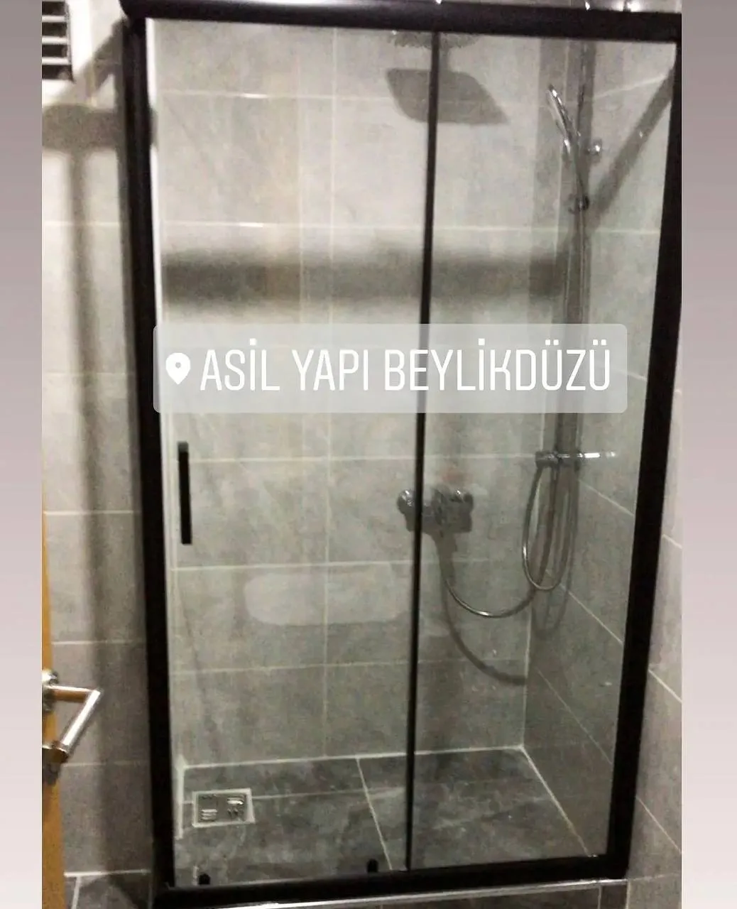 Siyah profilli duşakabin uygulaması